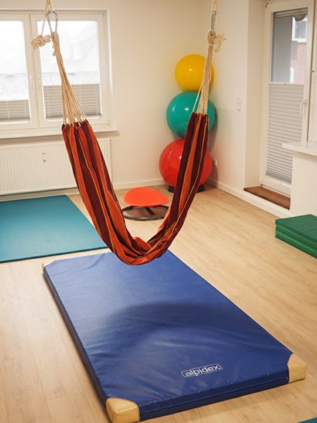 Bewegungsraum Physiotherapie Schaukel Matten