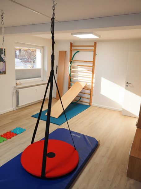 Bewegungsraum Physiotherapie Kletterwand Schaukel