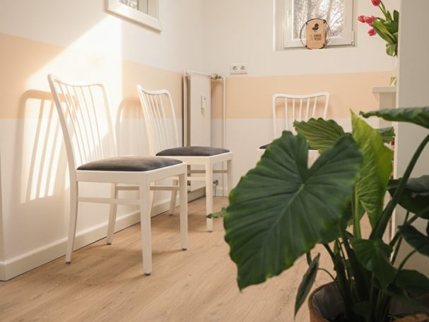 Wartezimmer der Praxis mit Sitzgelegenheiten